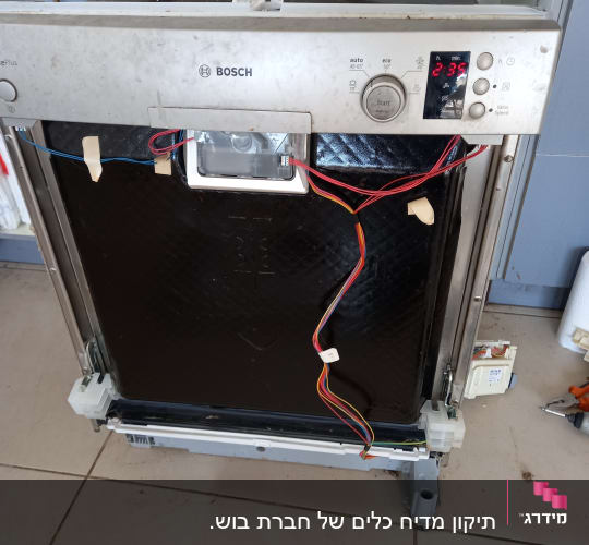 מדיח כלים פתוח עם חוטי חשמל גלויים